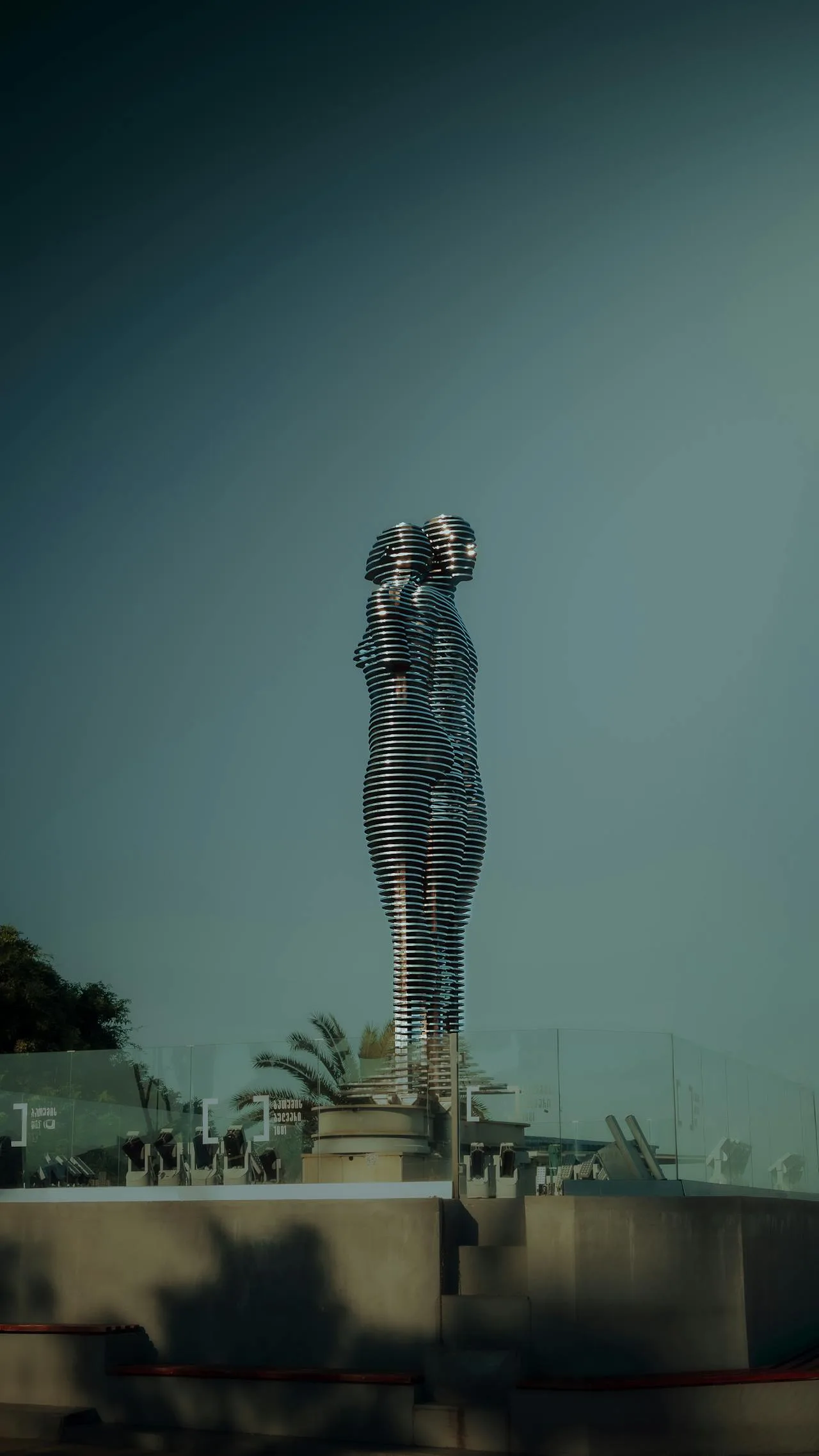טיילת השדרה בבאטומי בשעת שקיעה עם פסל עלי ונינו הנע מול חוף הים השחור גאורגיה