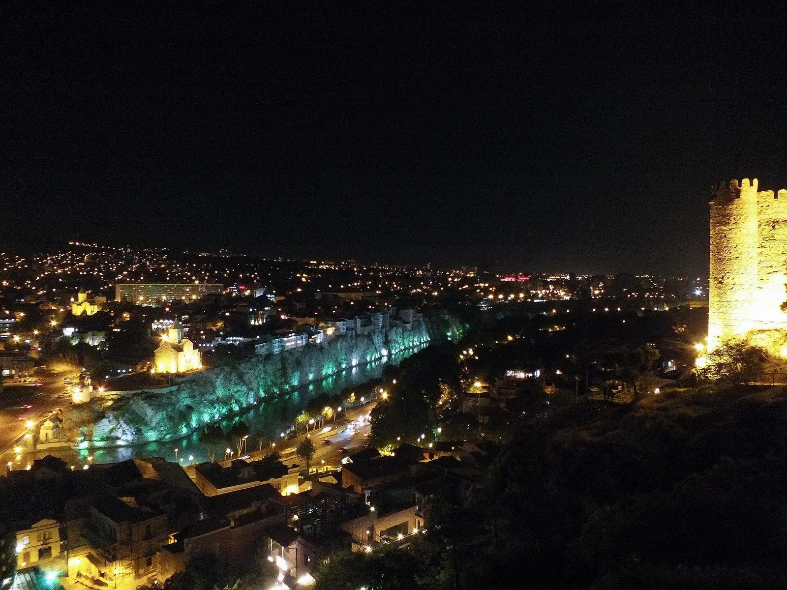זוג מול נוף הרי הקווקז בשקיעה, גאורגיה
