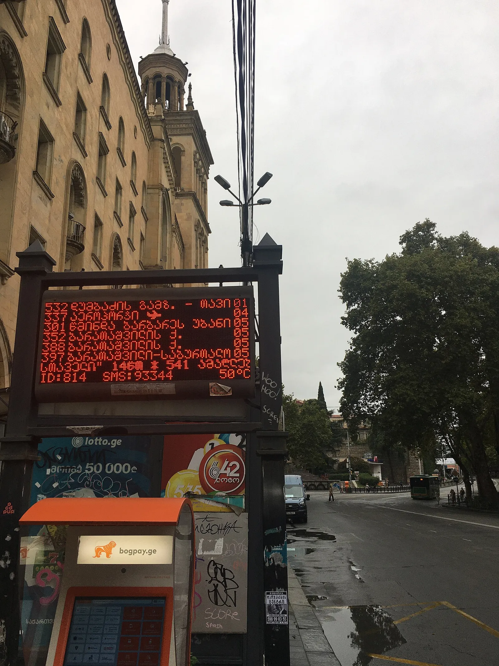 לוח מידע של תחבורה ציבורית בטביליסי גאורגיה האוטובוסים העירוניים זולים ומודרניים